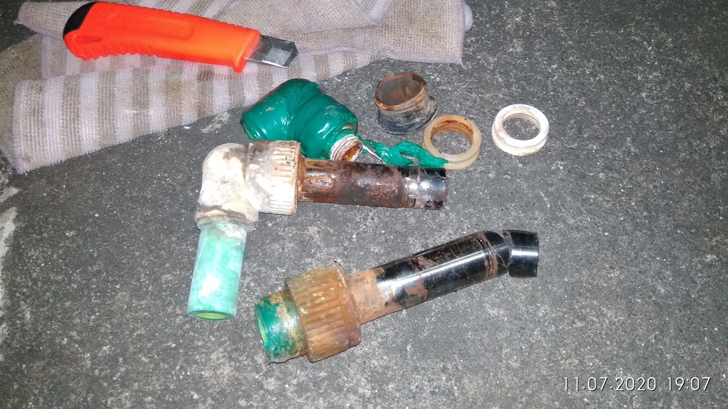 sửa máy năng lượng mặt trời rò rỉ nước