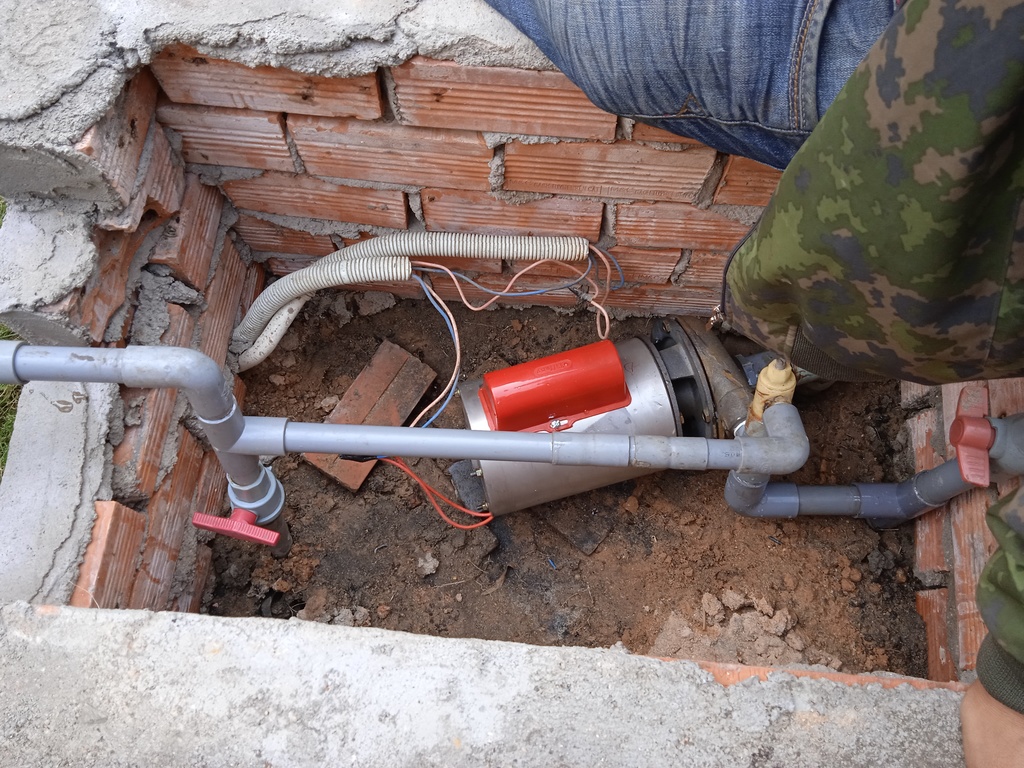 Máy bơm giếng khoan hạn chế gắn ống nước ngoằn nghèo