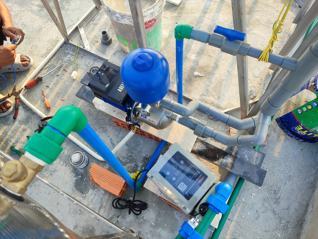 lap-may-bom-tang-ap-cho-nuoc-nong-chay-yeu