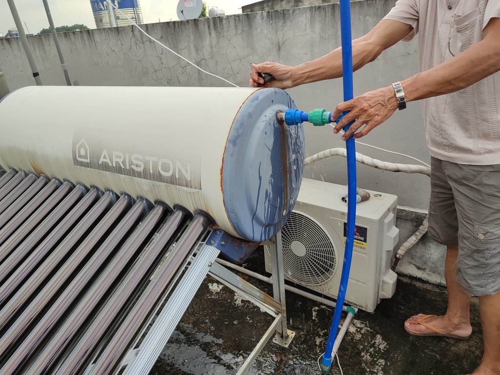 Máy nước nóng năng lượng mặt trời bị hư hỏng rò rỉ nước từ bình chứa