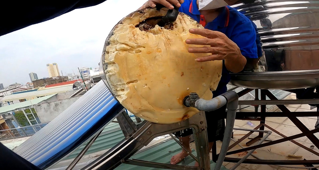 Bình bảo ôn giữ nhiệt bị rò rỉ rạn nứt do phèn không thể sửa chữa