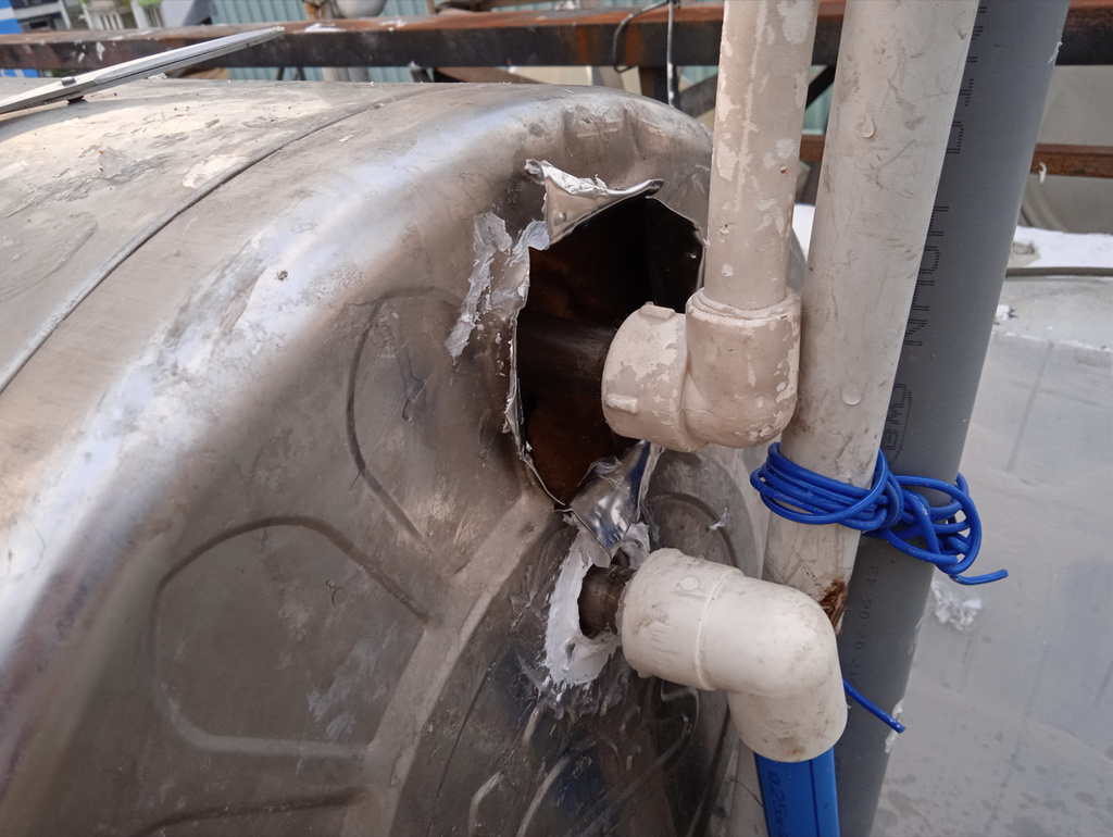 sua-may-nuoc-nong-nang-luong-mat-troi-duc-canh