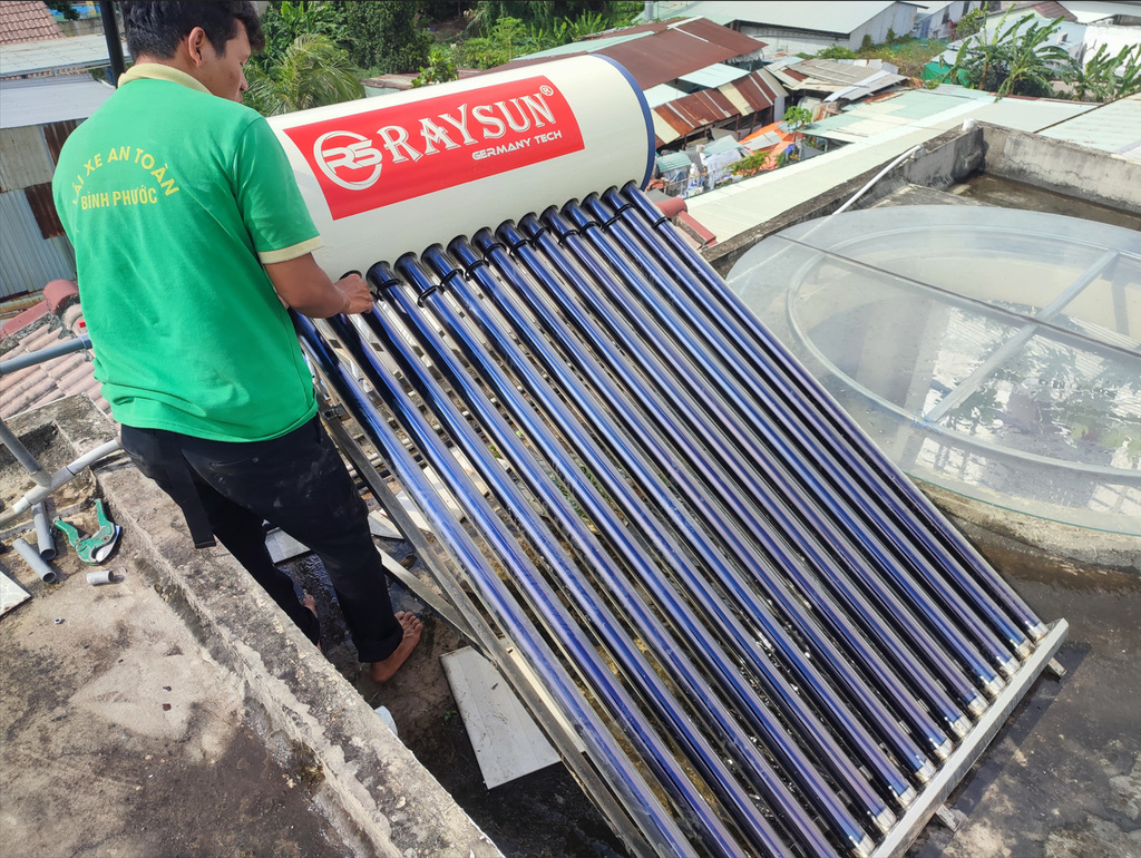 tho-lap-dat-may-nuoc-nong-nang-luong-mat-troi-tphcm