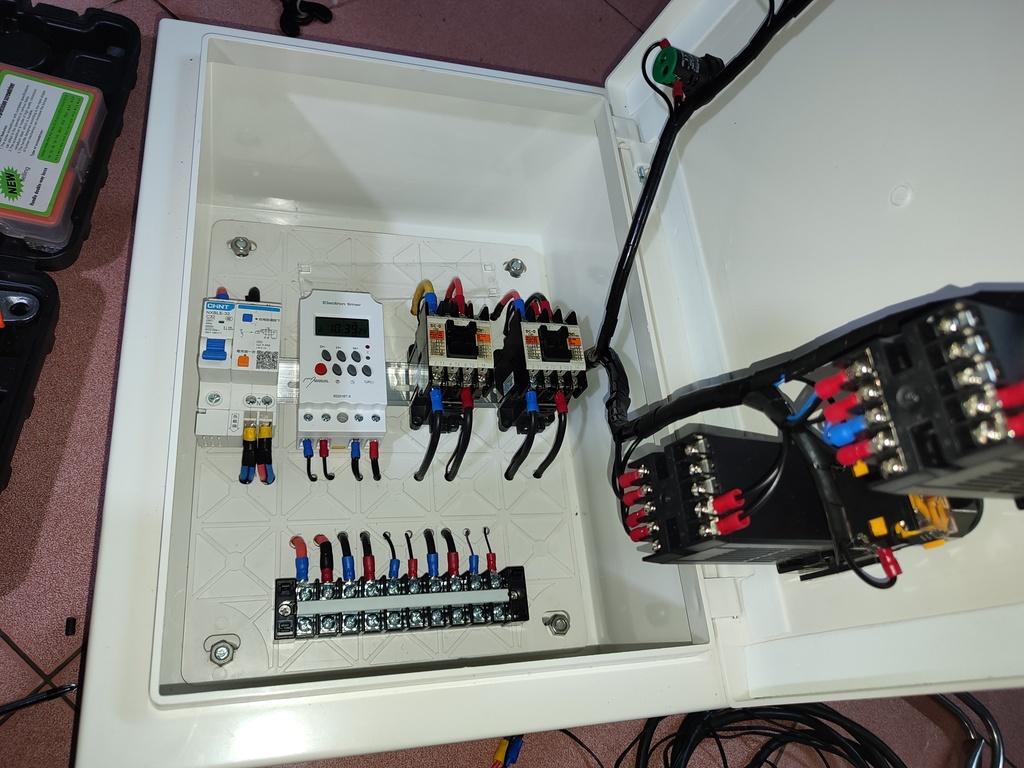 Tủ điện điều khiển bộ gia nhiệt nước nóng năng lượng mặt trời
