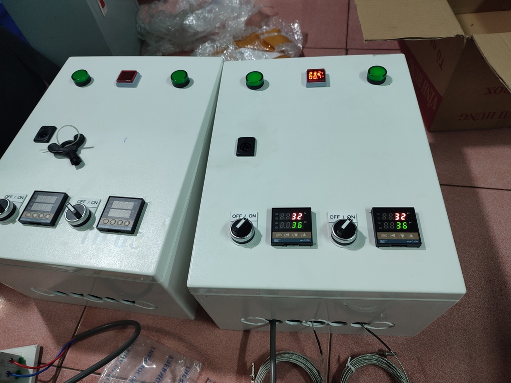 Tủ điện khống chế điện trở máy nước nóng năng lượng mặt trời