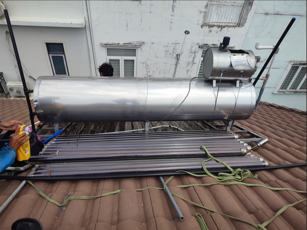 ve-sinh-ong-thuy-tinh-may-nang-luong-bi-dong-phen