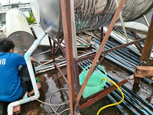 Quy trình vệ sinh máy nước nóng năng lượng mặt trời sạch 100%